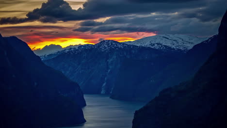 Zeitraffer-Eines-Sonnenuntergangs,-Der-An-Tanzende-Flammen-über-Den-Bergen-Norwegens-Erinnert