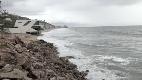 Homes-on-Malibu-Beach-in-Malibu,-California-on-the-Pacific-Ocean-with-stable-video