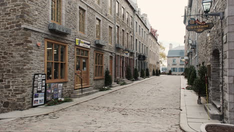 El-Encantador-Distrito-De-Petit-Champlain-De-La-Ciudad-De-Quebec-Prepara-árboles-De-Navidad-Festivos-Que-Bordean-Sus-Históricas-Calles-Adoquinadas