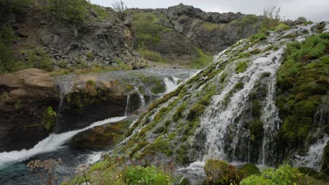 Hermosos-Arroyos-De-Pequeñas-Cascadas-Desembocan-En-Un-Río-Limpio-Y-Cristalino