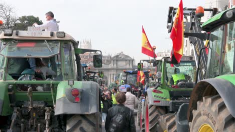 Hunderte-Traktoren-Kommen-Während-Der-Demonstration-Und-Des-Bauernstreiks-In-Madrid-An,-Um-Gegen-Unlauteren-Wettbewerb,-Agrar--Und-Regierungspolitik-Zu-Protestieren