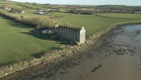 Casa-De-Molino-De-Almacenamiento-De-Granjero-Abandonado-En-El-País-De-Cork,-Irlanda