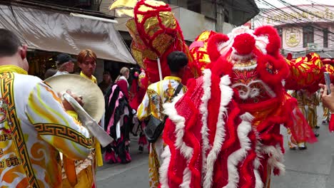 Menschen-In-Traditioneller-Chinesischer-Kleidung-Gehen-Während-Der-Neujahrsparade-Durch-Die-Straßen
