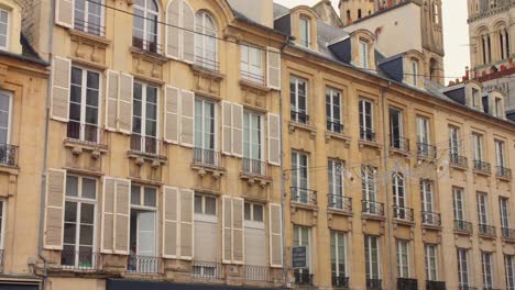 Toma-De-ángulo-Bajo-Al-Aire-Libre-Del-Centro-Histórico-De-Caen-En-Caen,-Francia-Durante-El-Día