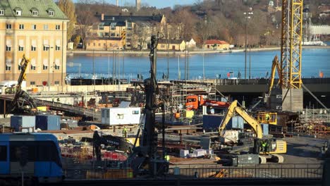 U-Bahn-Fährt-An-Baustelle-Am-Slussen-Im-Sonnigen-Stockholm-Vorbei