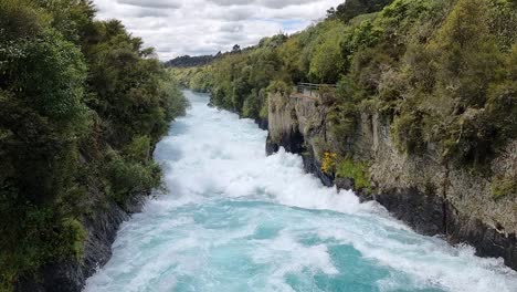 Zeitlupe-Der-Spektakulären-Huka-Wasserfälle,-Die-Durch-Den-Canyon-Fließen,-Umgeben-Von-Einheimischem-Buschland-In-Neuseeland