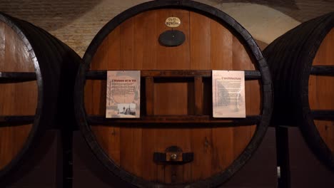 Enormes-Barricas-De-Vino-De-Roble-En-Una-Bodega-Histórica-De-Los-Hospicios-De-Estrasburgo