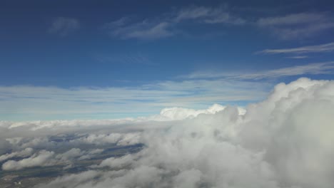 Piloten-POV-Einer-Wolkenlandschaft,-Aufgenommen-Vom-Himmel