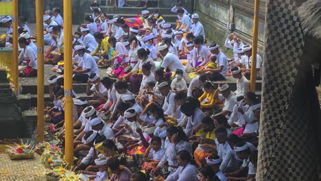 Multitud-De-Balineses-Arrodillados-Y-Rezando-En-El-Templo-Hindú-Durante-La-Ceremonia-Ritual