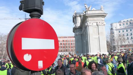 Spanische-Landwirte-Und-Agrargewerkschaften-Blockieren-Die-Straßen,-Als-Sie-Sich-Auf-Dem-Plaza-De-La-Independencia-In-Madrid-Versammeln,-Um-Gegen-Unlauteren-Wettbewerb-Und-Agrarpolitik-Zu-Protestieren