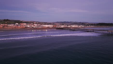 Toma-En-órbita-De-Un-Dron-Del-Muelle-De-Pismo-Beach-Durante-La-Colorida-Puesta-De-Sol