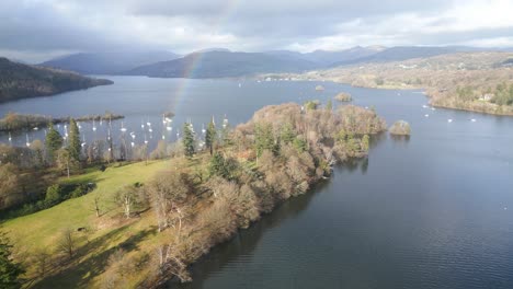 Regenbogen-Luftaufnahme-Belle-Isle-In-Der-Nähe-Von-Bowness-on-Windermere,-England