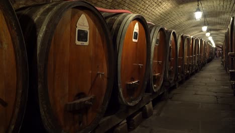 Cueva-Historique-Des-Hospices-De-Estrasburgo-Con-Viejos-Barriles-De-Vino-De-Roble.