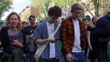 Los-Jóvenes-Manifestantes-Parecen-Aburridos-En-La-Marcha-Por-El-Clima-En-Suecia,-Slomo-Estático.