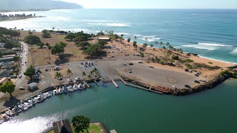 Los-Barcos-Atracan-Cerca-De-La-Playa-Haleiwa-Alii-En-La-Costa-Norte-De-Oahu,-Hawai,-Estados-Unidos