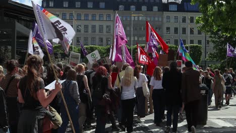 Demonstranten-Mit-LGBTQ--Und-ISA-Fahnen-Bei-Einem-Marsch-In-Stockholm,-Zeitlupe