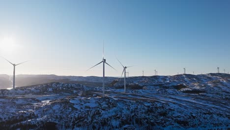 Turbinas-Eólicas-Inmóviles-En-El-Paisaje-Cubierto-De-Nieve-Al-Amanecer.