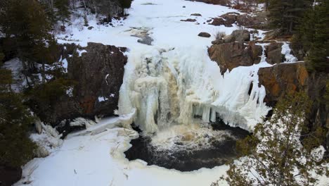 Hermosa-Cascada-En-Medio-Del-Bosque-En-El-Invierno-De-Gooseberry-Falls,-Minnesota