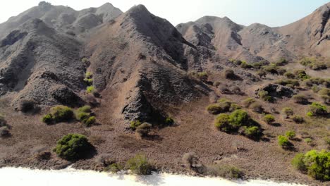 Steile,-Schroffe-Berge-Am-Pink-Beach-Auf-Der-Insel-Padar-Im-Komodo-Nationalpark,-Indonesien