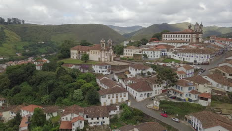 A-scenic-view-of-the-colonial-town-of-Ouro-Preto-set-against-the-backdrop-of-verdant-mountains,-recognized-as-a-UNESCO-World-Heritage-Site-in-Minas-Gerais,-Brazil