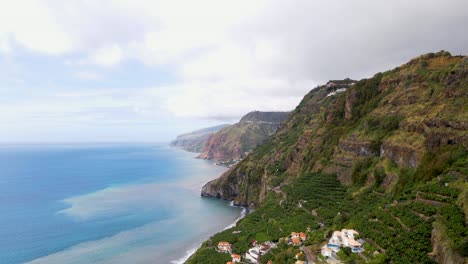 Verfolgen-Sie-Die-Bergkämme-Der-Gebirgsketten-Madeiras,-Deren-Schroffe-Gipfel-In-Den-Himmel-Ragen-Und-Eine-Dramatische-Kulisse-Für-Die-Zeitlosen-Landschaften-Der-Insel-Bilden