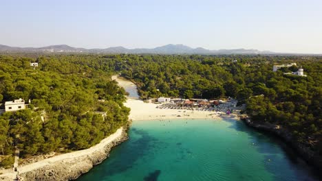 Acercándose-A-Una-Toma-De-Drones-De-La-Playa-De-Calla-Mondrago,-Un-Parque-Natural-Ubicado-En-La-Isla-De-Mallorca,-En-España