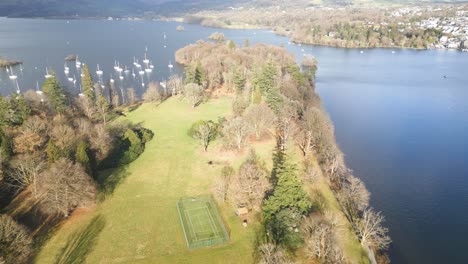 Drohnen-Rückansicht-Von-Belle-Island.-Bowness-on-Windemere