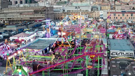 Vista-De-Drones-Sobre-Paseos-Iluminados-En-El-Parque-De-Invierno-Al-Atardecer-En-Génova,-Italia