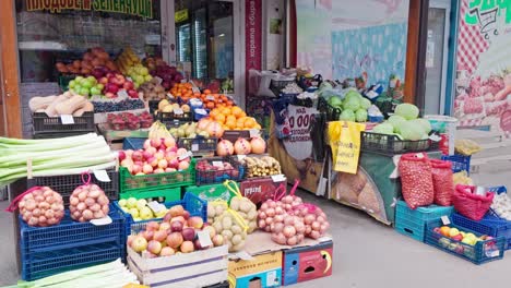 Tienda-De-Frutas-Y-Verduras-Frescas-Exhibición-De-Productos-Coloridos-Fuera-Del-Frente-De-La-Tienda