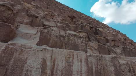 Vista-De-La-Pared-De-La-Gran-Pirámide-De-Giza-Con-Bloques-Megalíticos-En-Un-Día-Soleado