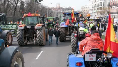 Hunderte-Traktoren-Kommen-Während-Der-Demonstration-Und-Des-Bauernstreiks-In-Madrid-An,-Um-Gegen-Unlauteren-Wettbewerb,-Agrar--Und-Regierungspolitik-Zu-Protestieren