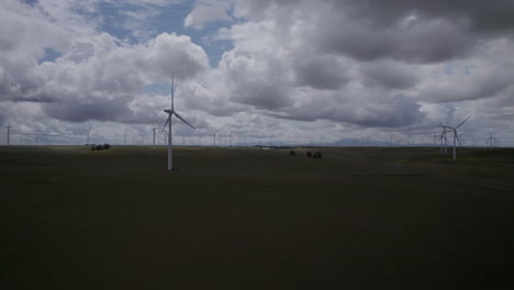 4K-Zeitlupen-Luftaufnahmen-Von-Windmühlen-über-Landwirtschaftlichen-Flächen-In-Kalifornien