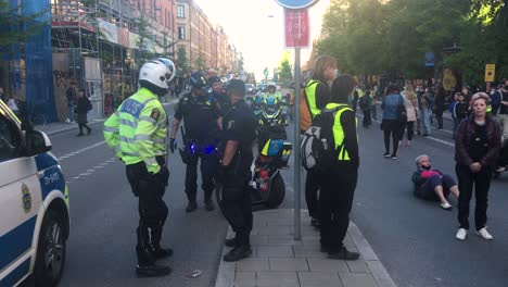 Oficiales-De-Policía-Y-Manifestantes-Bailando-En-Una-Manifestación-Climática