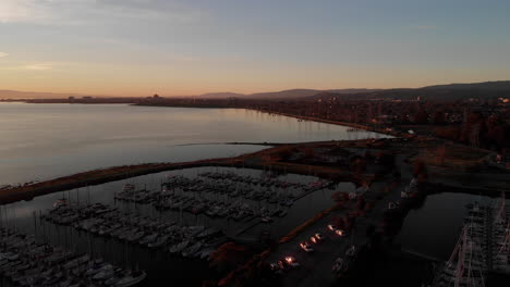 Sonnenaufgangs-Drohne-Fliegt-über-Einen-Bootssteg-Bei-Sonnenaufgang-Auf-Der-Kalifornischen-Halbinsel,-Seevögel,-Segelschiffe,-Luftaufnahmen-Hiermit