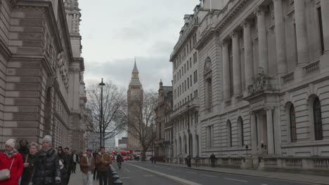 City-Of-Westminster-Mit-Big-Ben-Im-Hintergrund-In-London,-England-An-Einem-Bewölkten-Tag