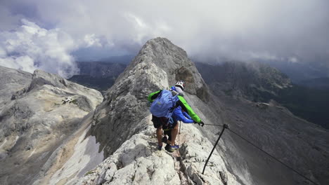 Zwischen-Den-Schroffen-Felsen-Erklimmen-Wanderer-Den-Triglav,-Getrieben-Vom-Abenteuer