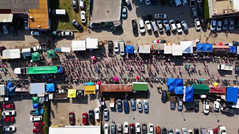 Gran-Angular-De-Arriba-Hacia-Abajo-Vista-Aérea-De-La-Gran-Marcha-Del-Carnaval-Con-Cortinas-De-Carpa-Que-Recubren-La-Calle