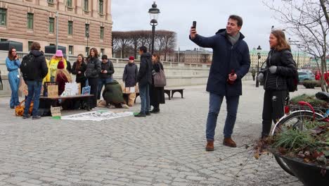 Fan-Macht-Selfie-Mit-Klimaaktivistin-Greta-Thunberg-In-Stockholm