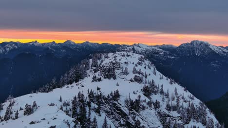 Verschneite-Berglandschaft,-Dramatischer-Wintersonnenuntergang