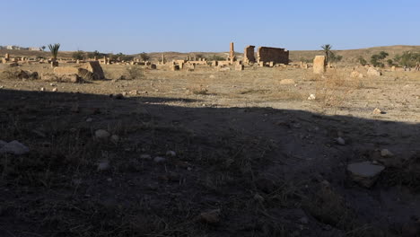 Verlassene-Antike-Römische-Ruinen-Von-Sbeitla-Unter-Klarem-Blauen-Himmel-In-Tunesien,-Die-Eine-Historische-Atmosphäre-Hervorrufen