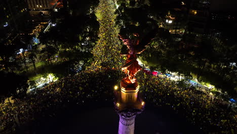 Primer-Plano-Aéreo-Del-Monumento-A-La-Independencia,-Noche-Concurrida-En-La-Ciudad-De-México