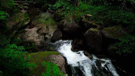 Cascada-En-Las-Montañas-Entre-La-Selva