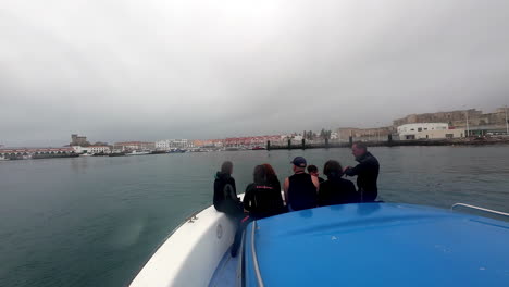 Tauchcrew-Auf-Dem-Boot-In-Der-Straße-Von-Gibraltar-An-Einem-Bewölkten-Tag