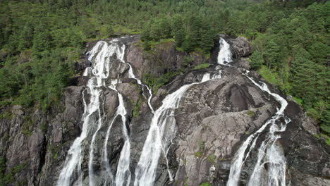 Toma-Aérea,-Girando-Lentamente-Alrededor-De-La-Cima-De-Una-Gran-Cascada,-Laukelandsfossen,-En-Noruega.