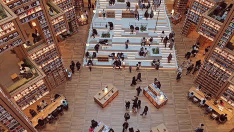 Gente-Caminando-Y-Leyendo-Libros-En-La-Sala-De-La-Biblioteca-Grand-Starfield-Suwon---Vista-De-Arriba-Hacia-Abajo-En-ángulo-Alto