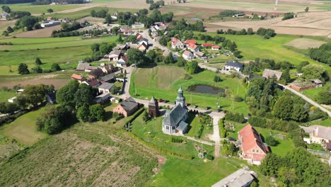 Pequeño-Pueblo-Con-Iglesia-Central-Y-Campanario-De-Circulación-Aérea