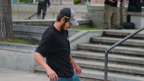 Ein-Teenager-Stürzt-Einen-Trick-Auf-Seinem-Skateboard-In-Einem-Outdoor-Skatepark-Ab