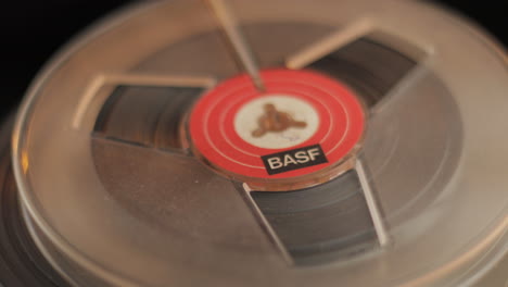 Vintage-BASF-Profi-Tonband-Für-Audiostudios,-Nahaufnahme-Im-Vollbildmodus