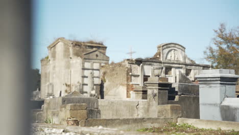 Risse-Und-Verfallenden-Ungepflegten-Friedhof