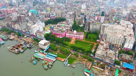 Famoso-Palacio-Ahsan-Manzil-En-El-Río-Buriganga,-Buques-De-Carga-Amarrados,-Aéreo